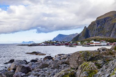 Norveç 'in Lofoten Adaları' ndaki dağlarla ve fiyortlarla çevrili A köyünün resmi..