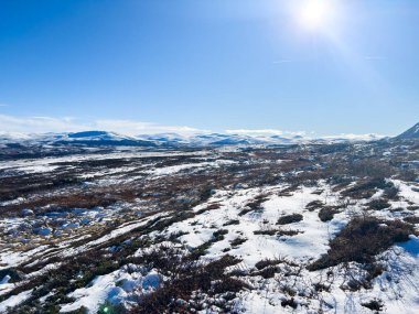 Norveç 'in güneyindeki Dovrefjell Ulusal Parkı' nda sonbahar manzarası, kar ve bitki örtüsüyle çevrili.