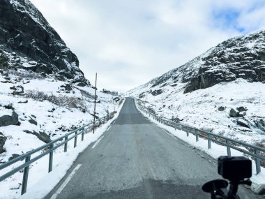 Norveç 'in güneyindeki Sognefjellsvegen yolu boyunca uzanan kış manzarası, karla kaplı dağlar ve geniş, sakin bir arazi içerir..