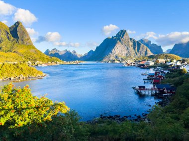 Norveç 'in Lofoten Adaları' ndaki Reine köyünün üzerinde güzel bir gün doğumu..