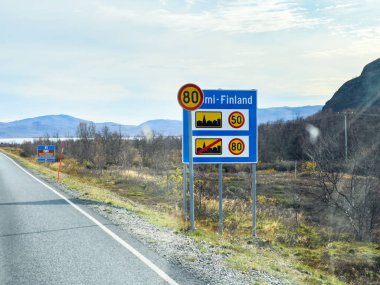 Finlandiya sınırına yaklaşırken hız limitini gösteren yol işareti, sürücüler için temel bilgileri sağlar
