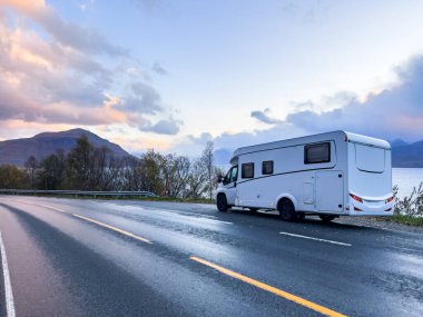 Norveç 'in Lyngen Alpleri' nin sonbahar manzarasında yol kenarına parketmiş bir karavan..