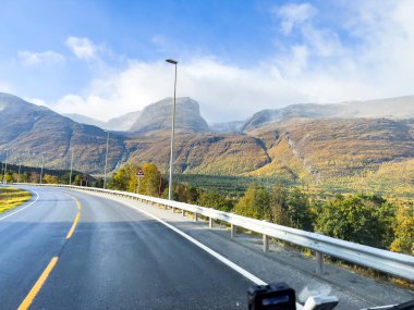 Norveç 'in Lyngen Alpleri' nin sonbahar manzarasında yol kenarına parketmiş bir karavan..