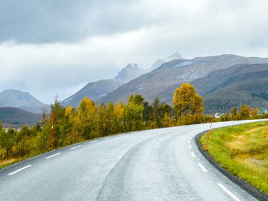 Norveç 'in Senja Adası' nın sonbahar manzarasında, fiyortları ve dağları olan bir karavan..