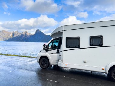 Norveç 'in Senja Adası' nın sonbahar manzarasında, fiyortları ve dağları olan bir karavan..