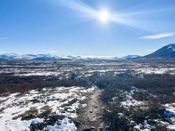 Norveç 'in güneyindeki Dovrefjell Ulusal Parkı' nda sonbahar manzarası, kar ve bitki örtüsüyle çevrili.