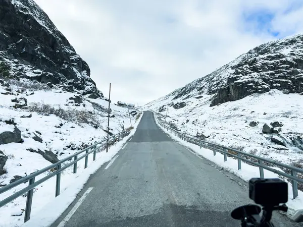 Norveç 'in güneyindeki Sognefjellsvegen yolu boyunca uzanan kış manzarası, karla kaplı dağlar ve geniş, sakin bir arazi içerir..