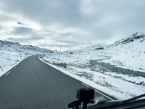 Norveç 'in güneyindeki Sognefjellsvegen yolu boyunca uzanan kış manzarası, karla kaplı dağlar ve geniş, sakin bir arazi içerir..