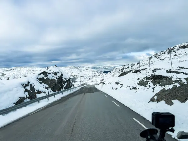 Norveç 'in güneyindeki Sognefjellsvegen yolu boyunca uzanan kış manzarası, karla kaplı dağlar ve geniş, sakin bir arazi içerir..