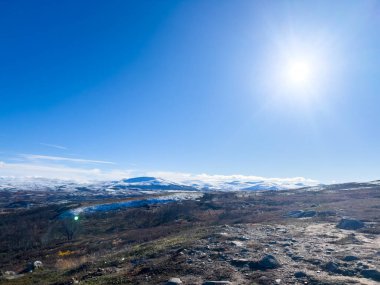 Norveç 'in güneyindeki Dovrefjell Ulusal Parkı' nda sonbahar manzarası, kar ve bitki örtüsüyle çevrili.