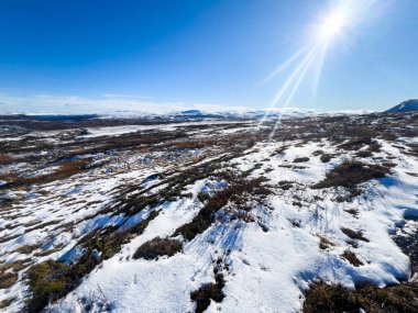 Norveç 'in güneyindeki Dovrefjell Ulusal Parkı' nda sonbahar manzarası, kar ve bitki örtüsüyle çevrili.