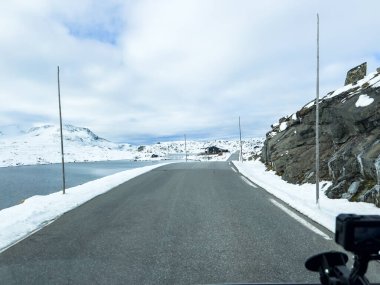 Norveç 'in güneyindeki Sognefjellsvegen yolu boyunca uzanan kış manzarası, karla kaplı dağlar ve geniş, sakin bir arazi içerir..