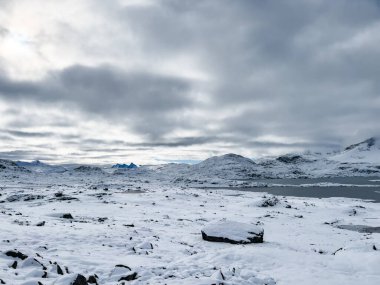 Norveç 'in güneyindeki Sognefjellsvegen yolu boyunca uzanan kış manzarası, karla kaplı dağlar ve geniş, sakin bir arazi içerir..