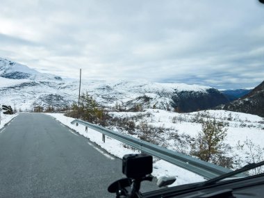 Norveç 'in güneyindeki Sognefjellsvegen yolu boyunca uzanan kış manzarası, karla kaplı dağlar ve geniş, sakin bir arazi içerir..