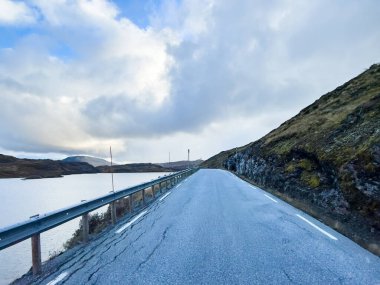 Norveç 'in Vikuyri köyünün üzerinde gün batımı, dağlarla ve fiyortlarla çevrili canlı sonbahar renkleriyle.