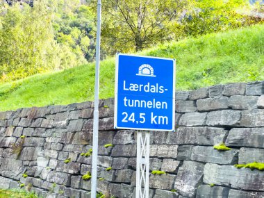 Laerdal Tüneli 'nin içindeki karavan, Norveç' teki dünyanın en uzun tüneli, parlak mavi ışıklandırmalı..