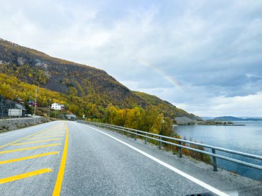 Norveç 'in Lyngen Alpleri' nin sonbahar manzarasında yol kenarına parketmiş bir karavan..