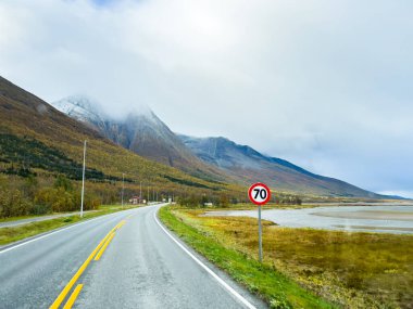 Norveç 'in Senja Adası' nın sonbahar manzarasında, fiyortları ve dağları olan bir karavan..