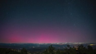 Büyüleyici Kuzey Işıkları Serra Del Montsec, İspanya