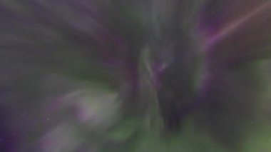 Kuzey ışıkları Abisko, İsveç 'te yıldızlı gece gökyüzünde evrim geçiriyor.