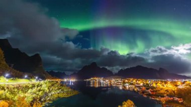 Reine, Kuzey Işıkları altında Norveç zaman ayarlı