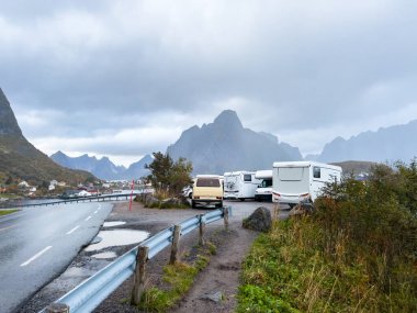 Lofoten adalarındaki Norveç fiyortlarının nefes kesen manzarasının tadını çıkaran karavan ve karavanlar.