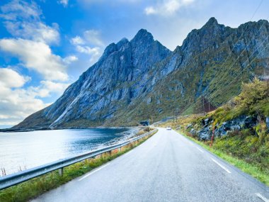 Dramatik dağ manzaralarında gezinen, nefes kesici kıyı yolu Norveç doğasının güzelliğini gözler önüne seriyor.