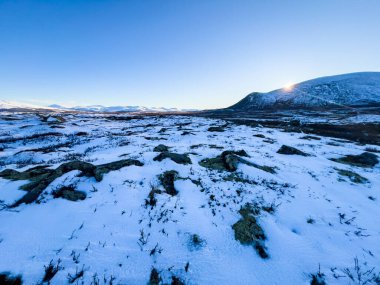 Norveç 'in güneyindeki Dovrefjell Ulusal Parkı' nda sonbahar manzarası, kar ve bitki örtüsüyle çevrili.