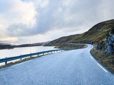 Norveç 'in Viksuri köyünün üzerinde gün batımı, dağlarla ve fiyortlarla çevrili, canlı sonbahar renkleriyle..