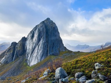 Norveç 'in Senja Adası' ndaki Segla Dağı 'nın çarpıcı sonbahar manzarası dramatik uçurumlar ve fiyortlarla.