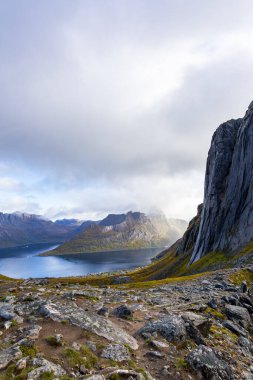 Norveç 'in Senja Adası' ndaki Segla Dağı 'nın çarpıcı sonbahar manzarası dramatik uçurumlar ve fiyortlarla.
