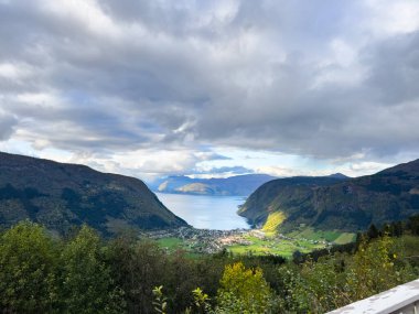 Norveç 'in Viksuyri köyünün üzerinde gün batımı, dağlarla ve fiyortlarla çevrili, canlı sonbahar renkleriyle.