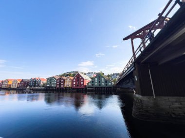 Geleneksel renkli ahşap evler, Norveç, trondheim 'daki Nidelva Nehri' ni kaplıyor. Güneşli bir günde güzel bir yansıma yaratıyor.