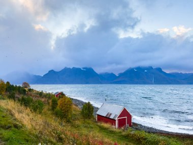 Norveç 'in Lyngen Alpleri' nin sonbahar manzarasında yol kenarına parketmiş bir karavan..