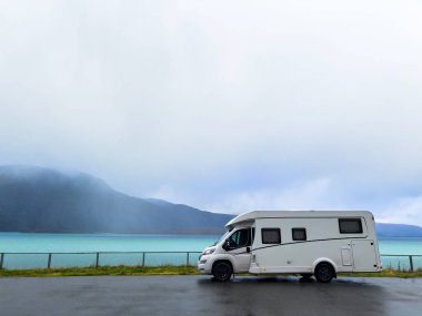 Norveç 'in Lyngen Alpleri' nin sonbahar manzarasında yol kenarına parketmiş bir karavan..