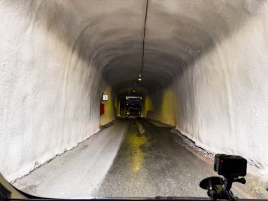 Norveç 'teki Senja Adası' nın sonbahar manzarası. Renkli yaprakları, dağları ve dingin fiyortları var..