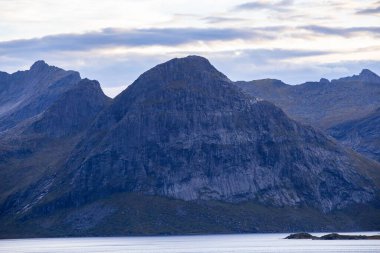 Lofoten Adaları, Norveç 'te sonbahar manzarası, renkli yeşillikler ve barışçıl fiyort içerir..