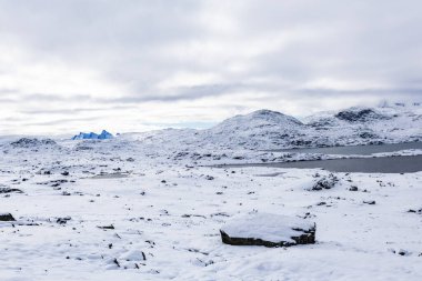 Norveç 'in güneyindeki Sognefjellsvegen yolu boyunca uzanan kış manzarası, karla kaplı dağlar ve geniş, sakin bir arazi içerir..