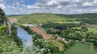 Lot Nehri 'nin manzarası Saint Cirq Lapopie, Fransa yakınlarındaki yeşil vadiden geçiyor.