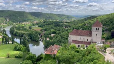 Fransa 'daki Lot Nehri' ne bakan bir uçuruma kurulmuş büyüleyici bir köy olan Saint Cirq Lapopie 'nin resimli manzarası.