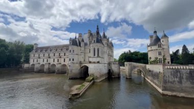 Büyüleyici bir Fransız Rönesans kalesi olan Chenonceau Kalesi Cher Nehri boyunca uzanır.