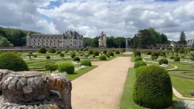 Chenonceau Kalesi 'ndeki süs bahçesinde çim, çeşme ve çakıl patikaları var.