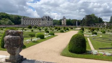 Chenonceau Kalesi 'nin süs bahçeleri. Çimenlik, çakıl ve çeşme yollarıyla.