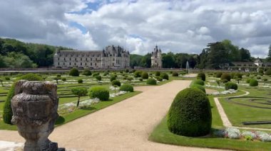 Fransa 'daki Chenonceau Kalesi' ni çevreleyen süs bahçelerinde manikürlü çimenler, çalı ağaçları ve patikalar yer alıyor.