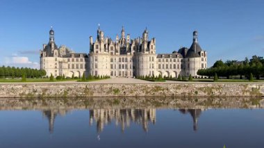 Chambord Şatosu Fransa 'daki Cosson Nehri' ne görkemli bir şekilde yansıdı.
