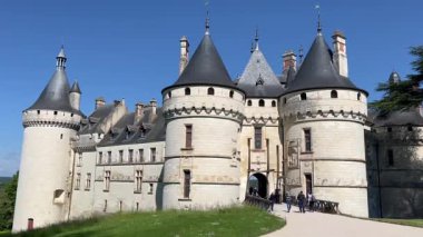 Güneşli bir günde Chaumont Şatosu 'nu ziyaret eden turistler