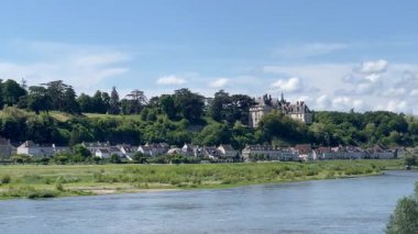 Loire nehrinin kıyısına kurulmuş büyüleyici bir köy olan Chaumont sur Loire 'nin görkemli kalesi gururla yukarıda duruyor.