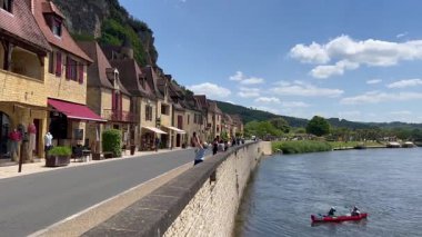 Fransa 'nın büyüleyici köyü La Roque Gageac' tan Dordogne Nehri manzarasının keyfini çıkaran turistler
