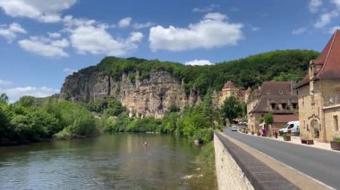 Fransa 'nın Dordogne Nehri boyunca yuva yapmış büyüleyici bir köy olan La Roque Gageac' ın eşsiz uçurum kenarı manzarası