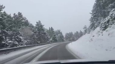 İspanya, Cerdanya, La Molina 'daki karlı arazide kış yolculuğu